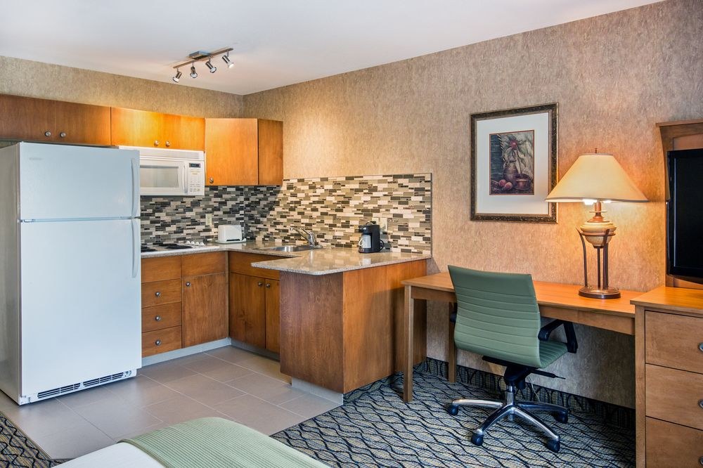 HOLIDAY INN EXPRESS & SUITES