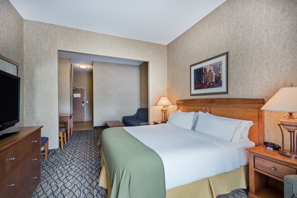 HOLIDAY INN EXPRESS & SUITES photo 1