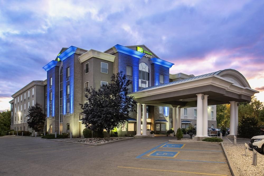 HOLIDAY INN EXPRESS & SUITES photo 2