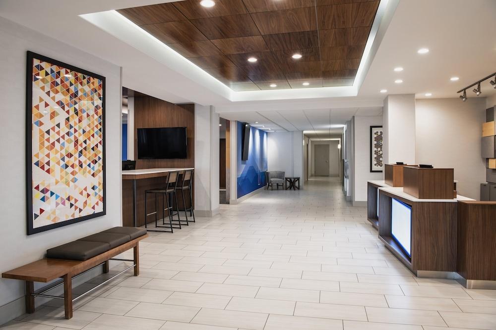 HOLIDAY INN EXPRESS & SUITES photo 3