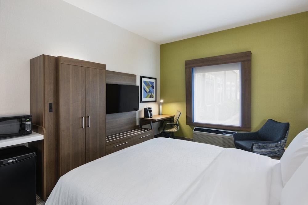 HOLIDAY INN EXPRESS & SUITES photo 4