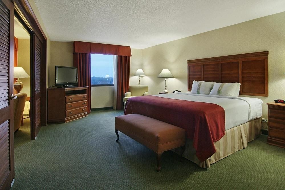 HOLIDAY INN DALLAS MARKET CENTER photo 1