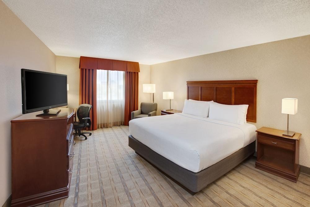 HOLIDAY INN DALLAS MARKET CENTER photo 2