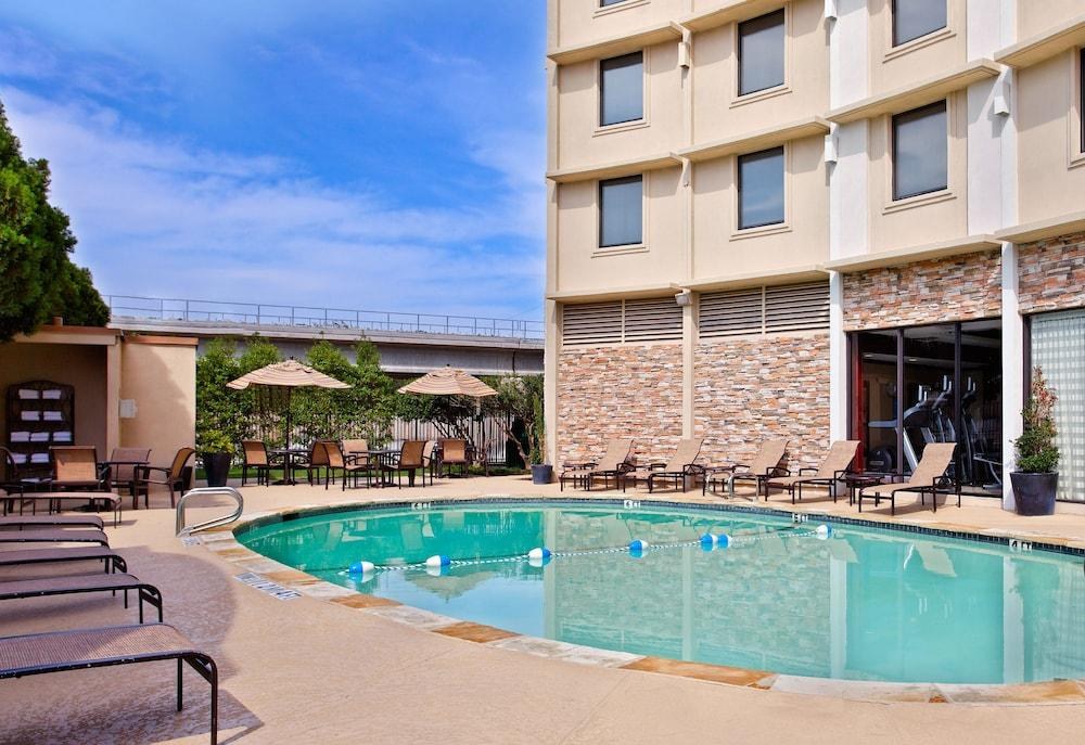 HOLIDAY INN DALLAS MARKET CENTER photo 4