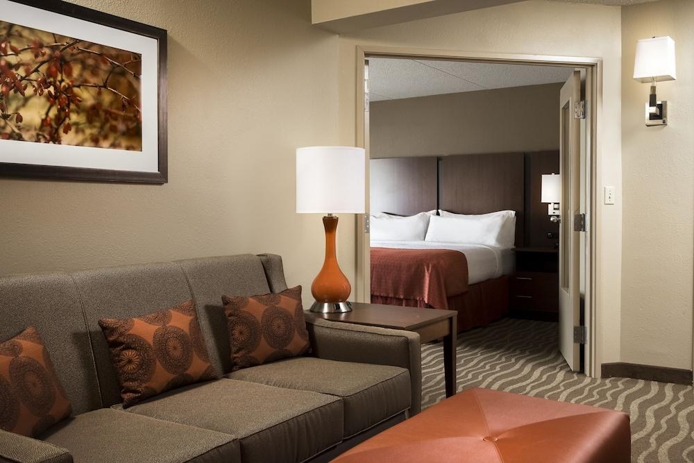 HOLIDAY INN & SUITES DES MOINES-NORTHWEST photo 4