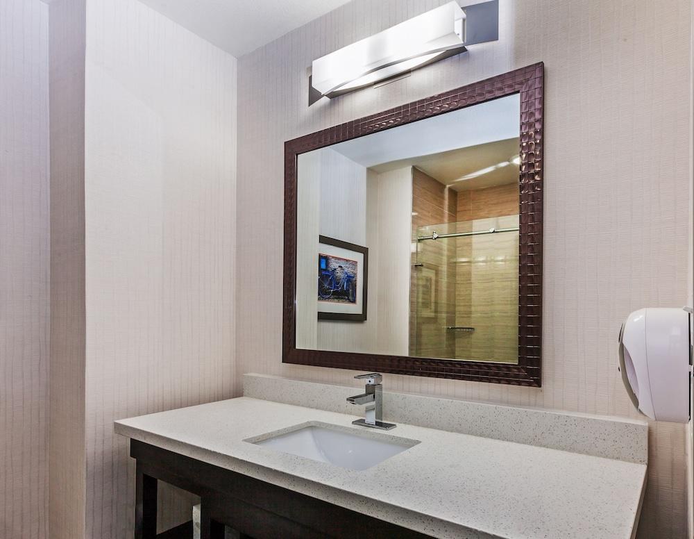 HOLIDAY INN EXPRESS & SUITES HOUSTON EAST photo 3
