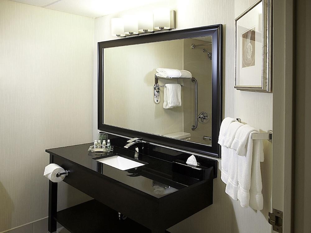 HOLIDAY INN & SUITES WINNIPEG-DOWNTOWN photo 2