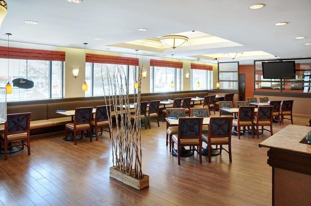 HOLIDAY INN & SUITES WINNIPEG-DOWNTOWN photo 3