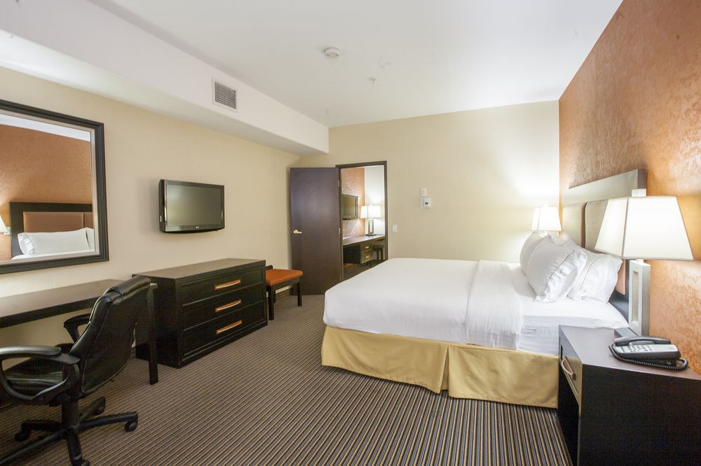 HOLIDAY INN EXPRESS & SUITES AIRPORT