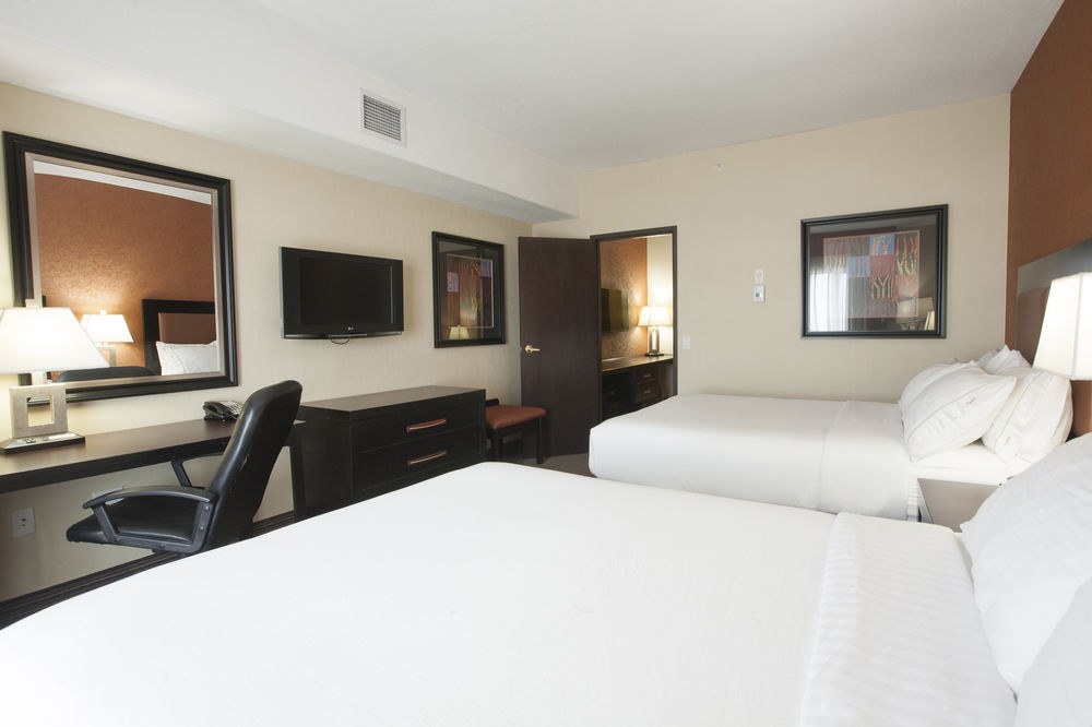 HOLIDAY INN EXPRESS & SUITES AIRPORT photo 1