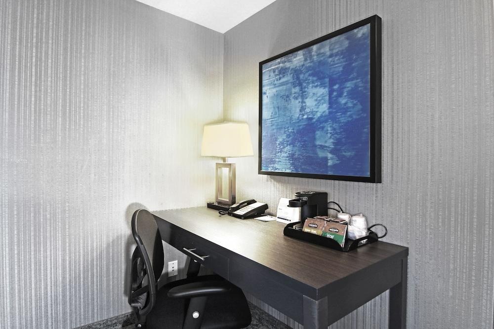 HOLIDAY INN EXPRESS & SUITES photo 3