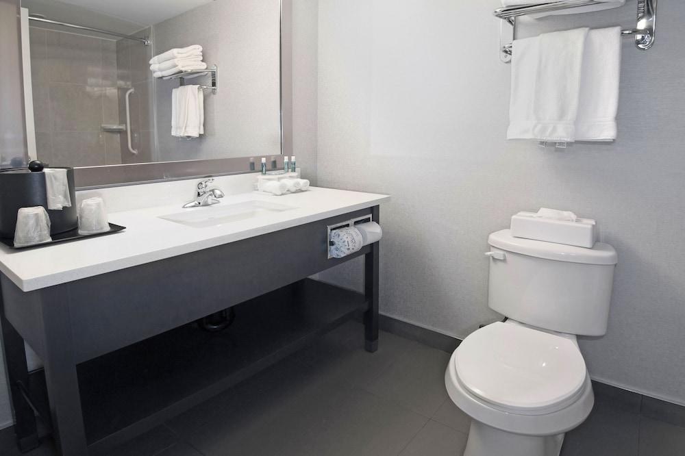 HOLIDAY INN EXPRESS & SUITES photo 4