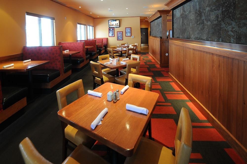 DOUBLETREE BY HILTON DENVER INTERNATIONAL AIRPORT photo 3