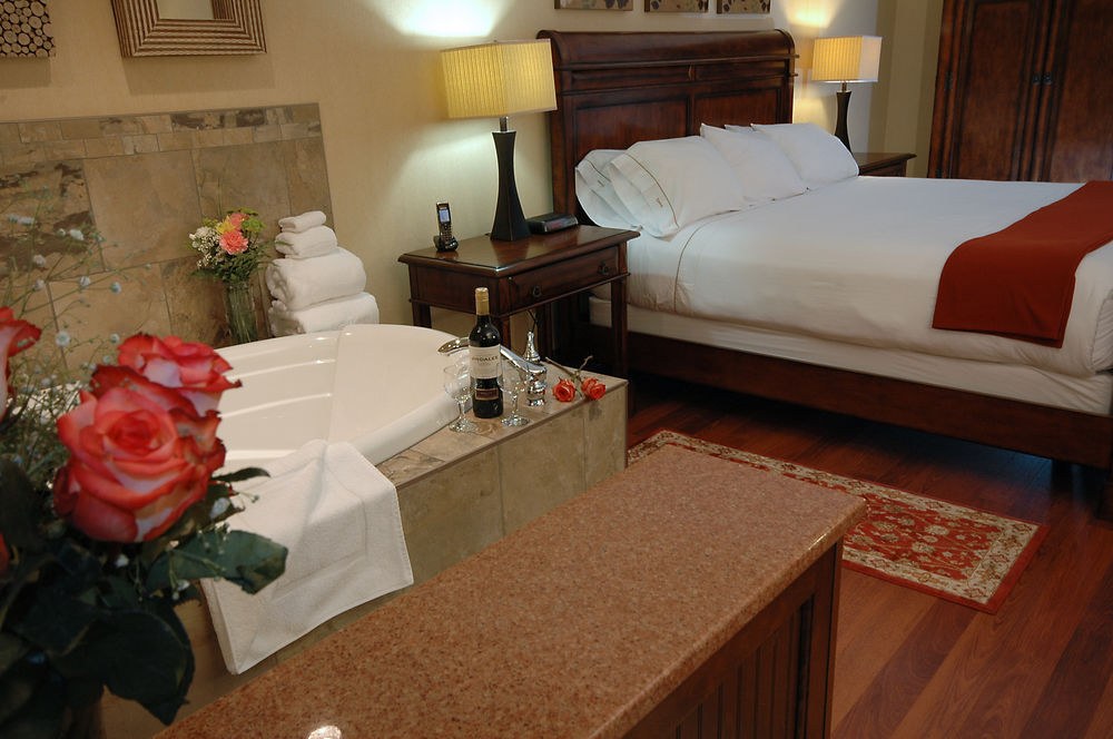 HOLIDAY INN EXPRESS & SUITES