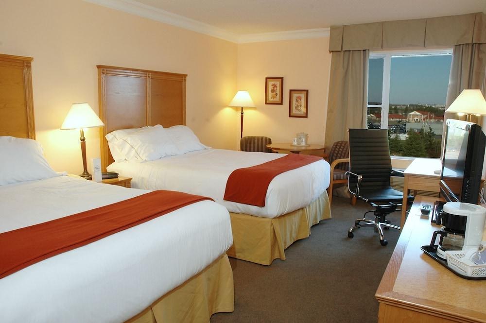 HOLIDAY INN EXPRESS & SUITES photo 2