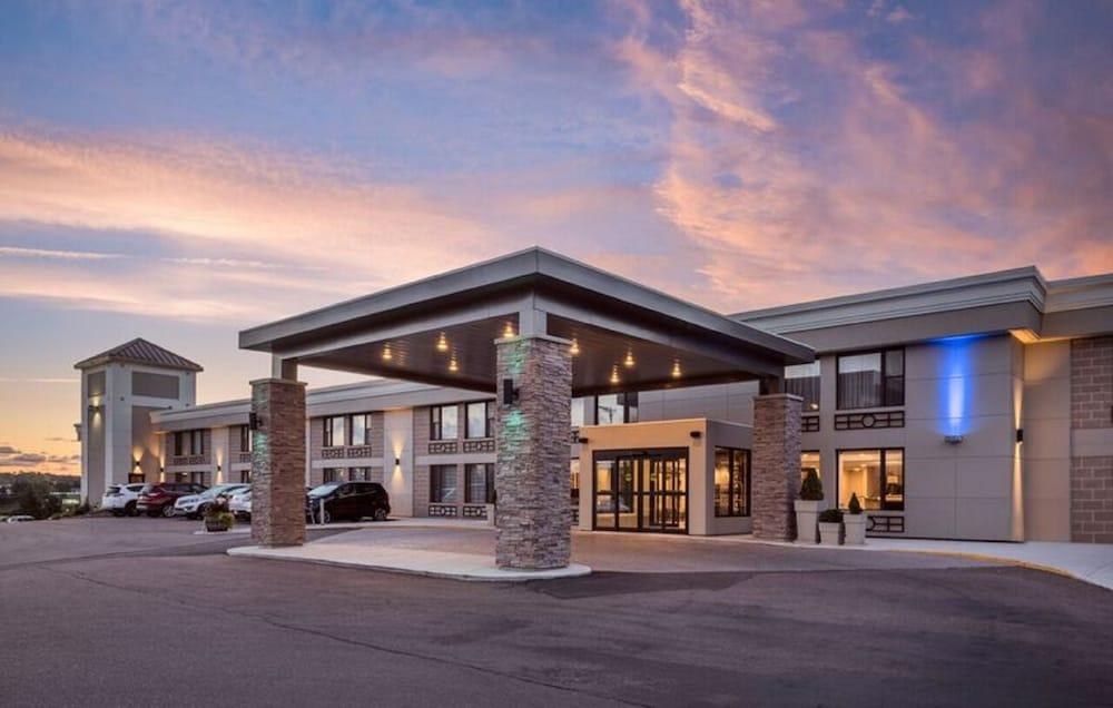 HOLIDAY INN EXPRESS & SUITES photo 3