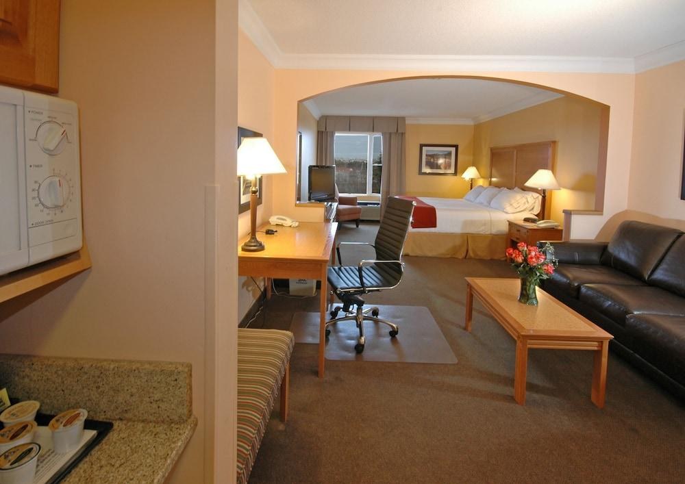 HOLIDAY INN EXPRESS & SUITES photo 4