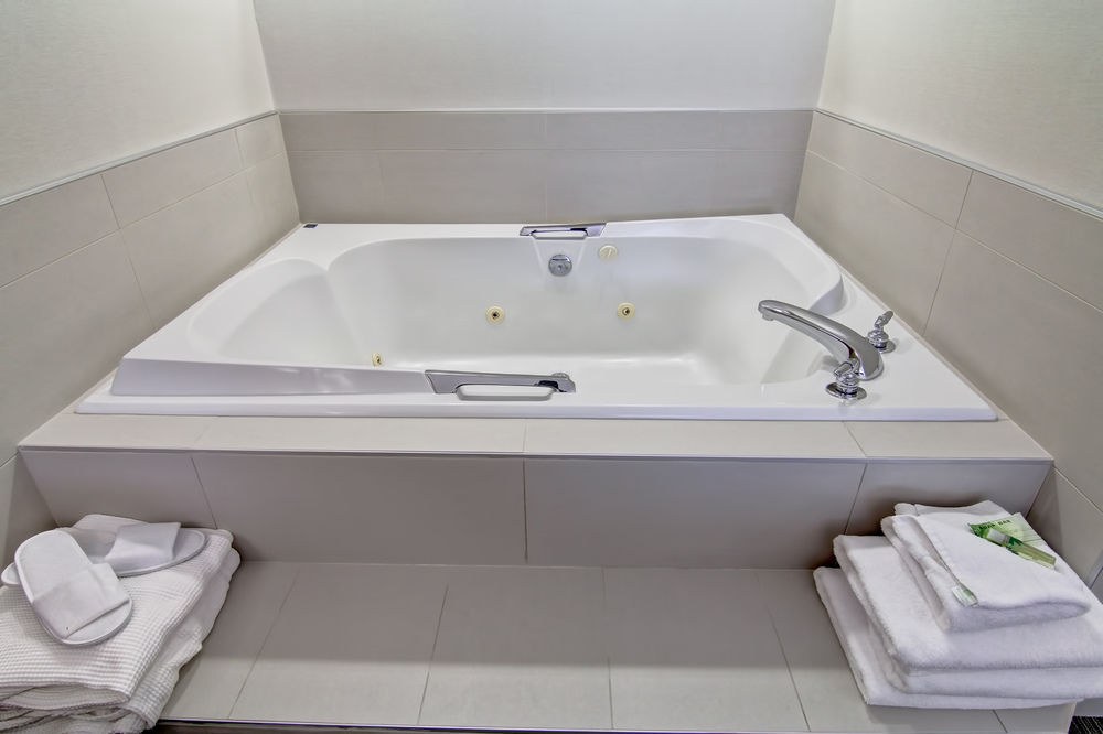 HOLIDAY INN EXPRESS