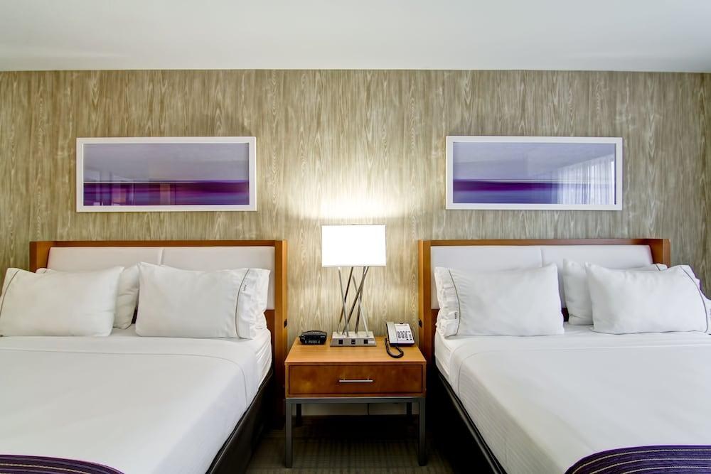 HOLIDAY INN EXPRESS photo 3
