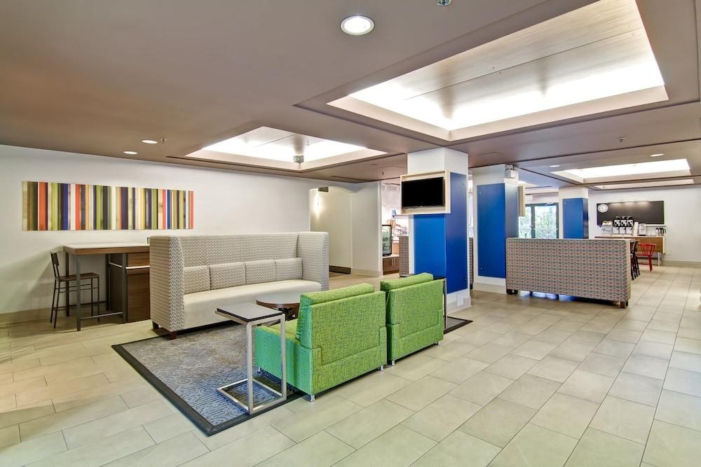 HOLIDAY INN EXPRESS photo 4