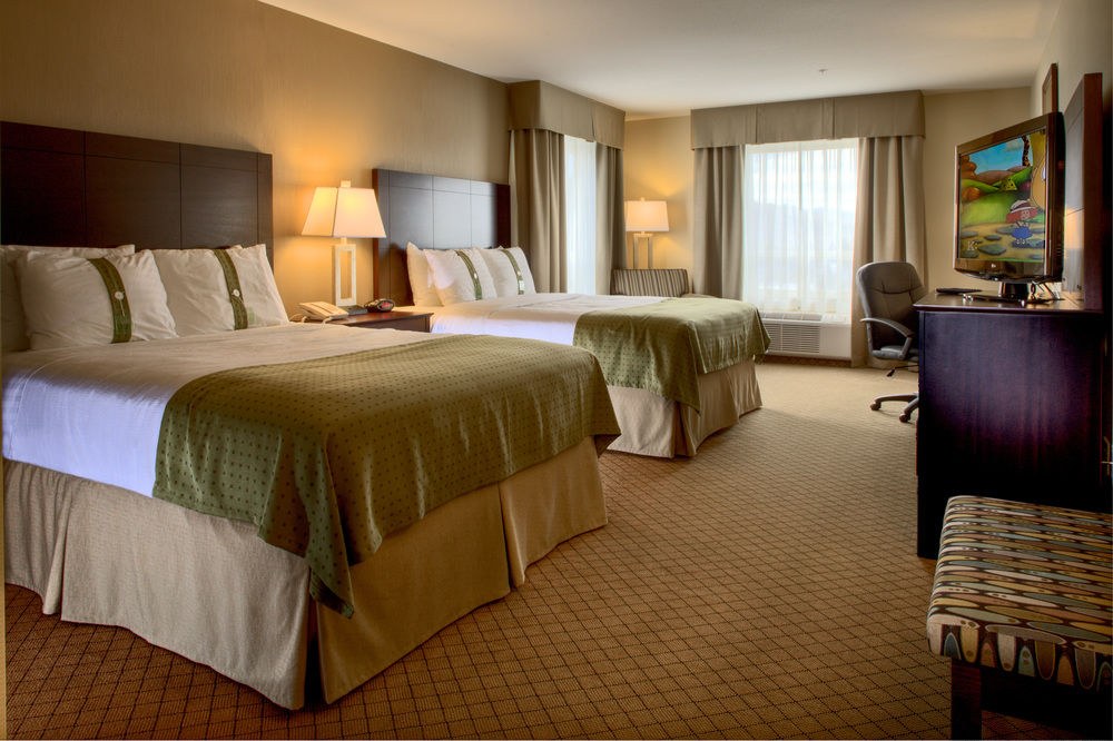 HOLIDAY INN & SUITES