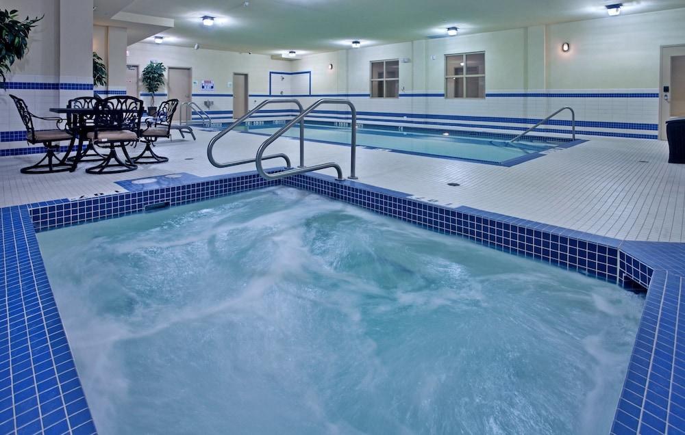 HOLIDAY INN & SUITES photo 3
