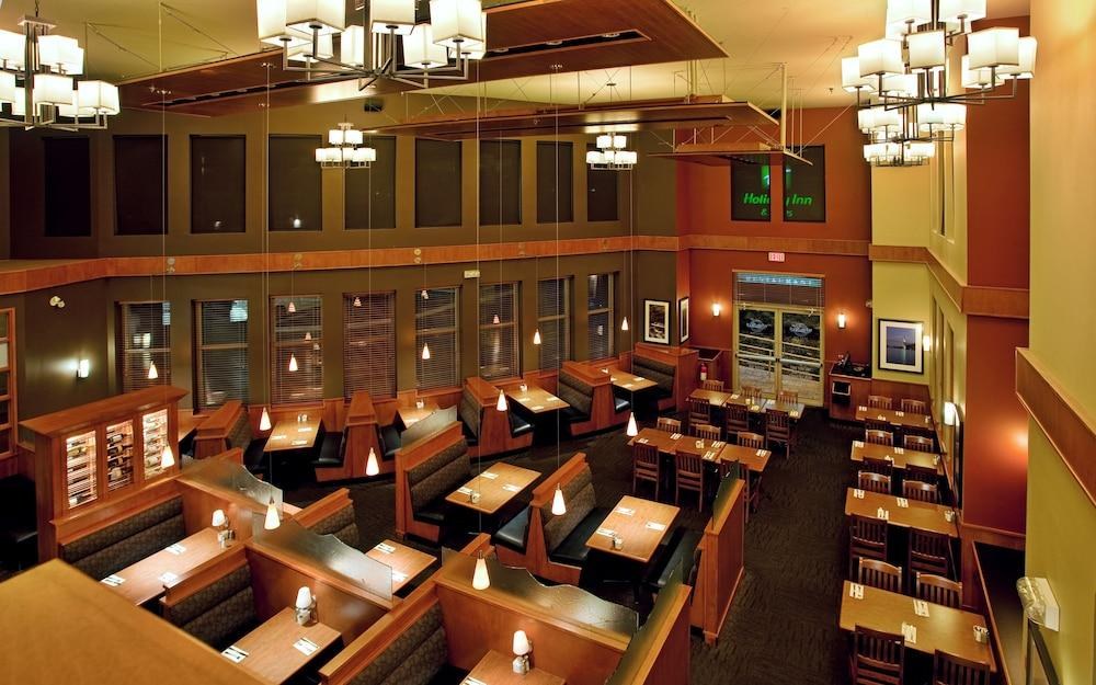 HOLIDAY INN & SUITES photo 4