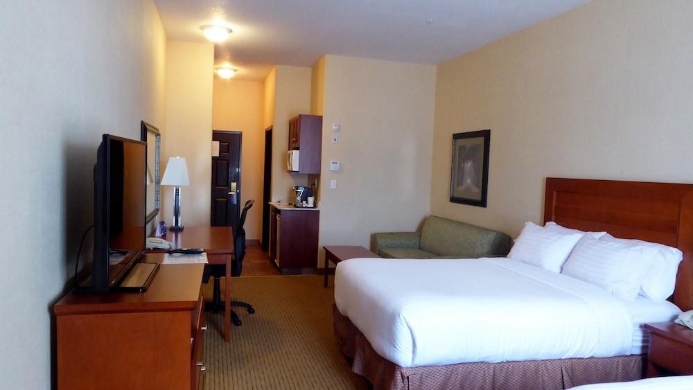 HOLIDAY INN EXPRESS photo 2