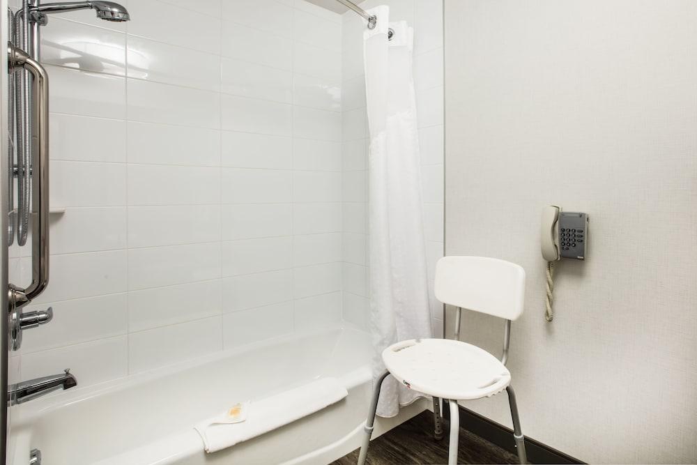 HOLIDAY INN & SUITES GRANDE PRAIRIE CONFERENCE CENTER photo 4