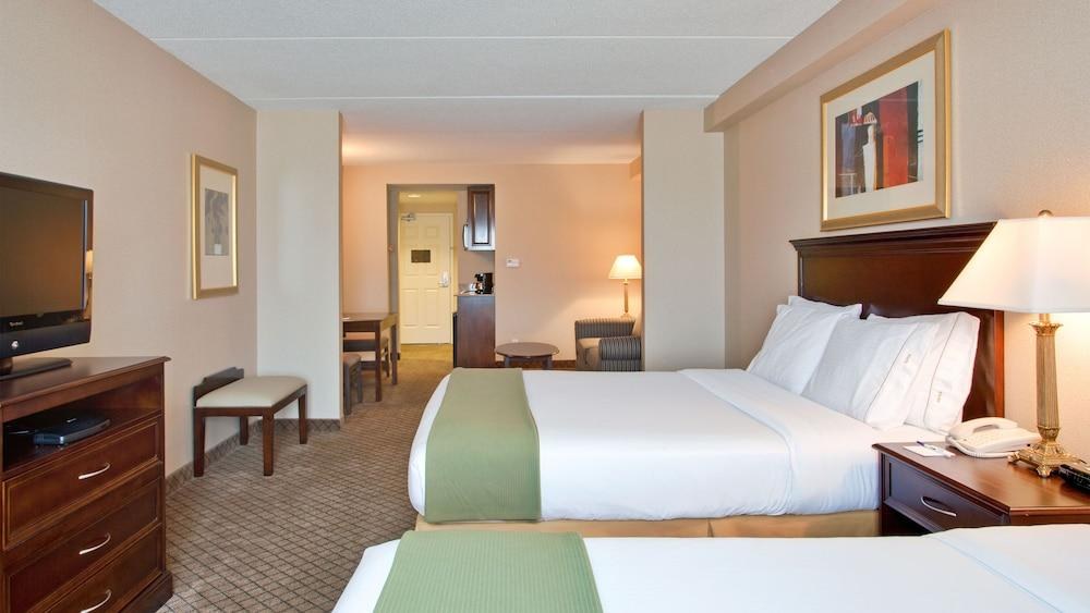 HOLIDAY INN EXPRESS & SUITES photo 2