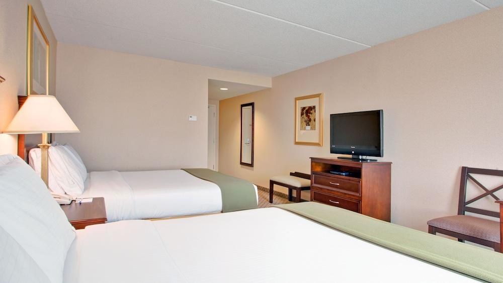 HOLIDAY INN EXPRESS & SUITES photo 4