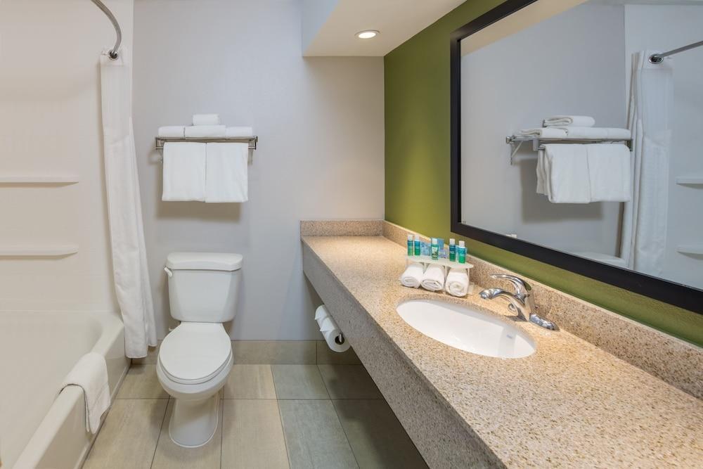 HOLIDAY INN EXPRESS CEDAR RAPIDS (COLLINS RD) photo 3