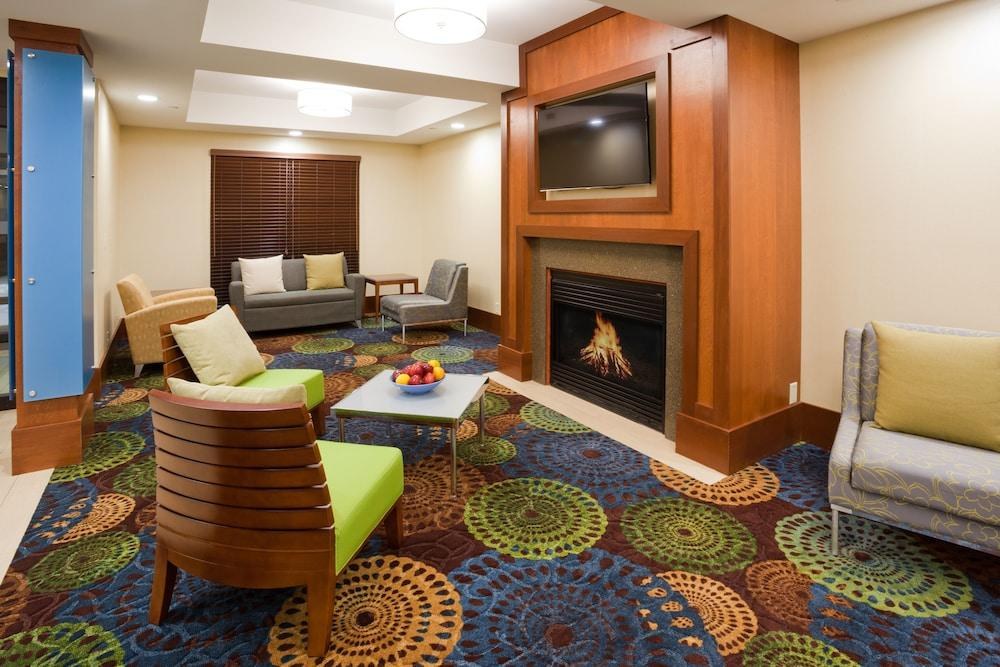 HOLIDAY INN EXPRESS CEDAR RAPIDS (COLLINS RD) photo 4