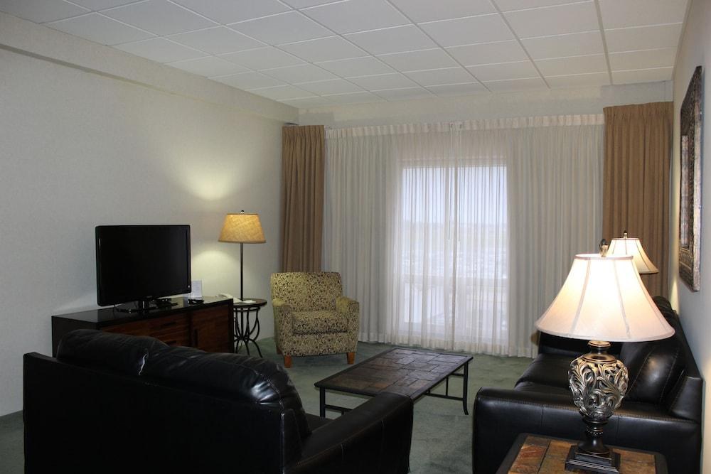 HOLIDAY INN DES MOINES-AIRPORT/CONF CENTER photo 2