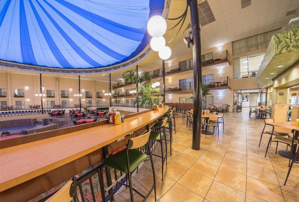 HOLIDAY INN DES MOINES-AIRPORT/CONF CENTER photo 3