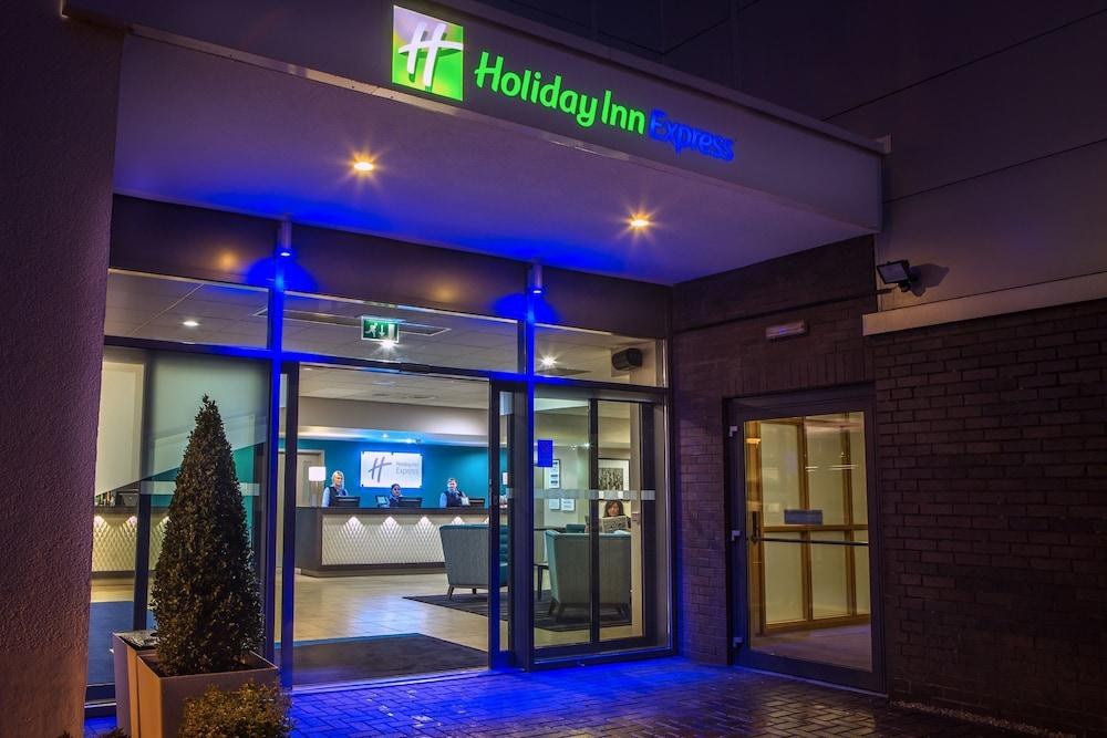 HOLIDAY INN EXPRESS MANCHESTER AIRPORT photo 2