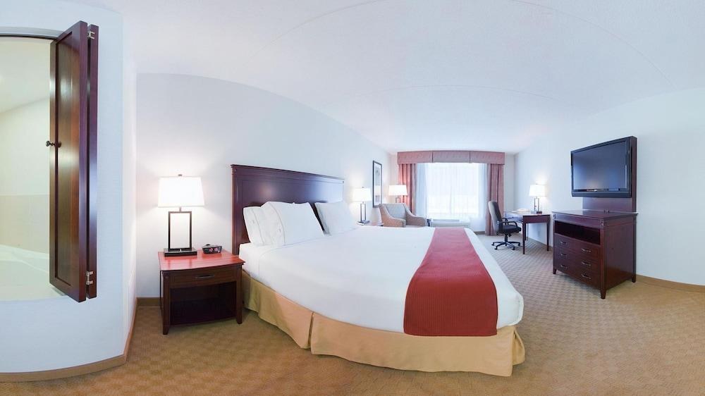 HOLIDAY INN EXPRESS photo 3
