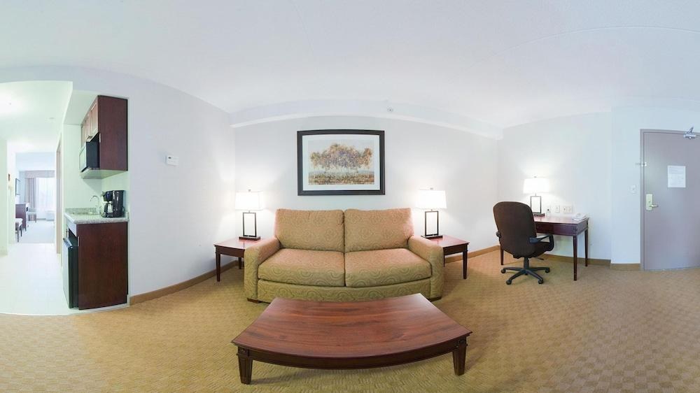 HOLIDAY INN EXPRESS photo 4