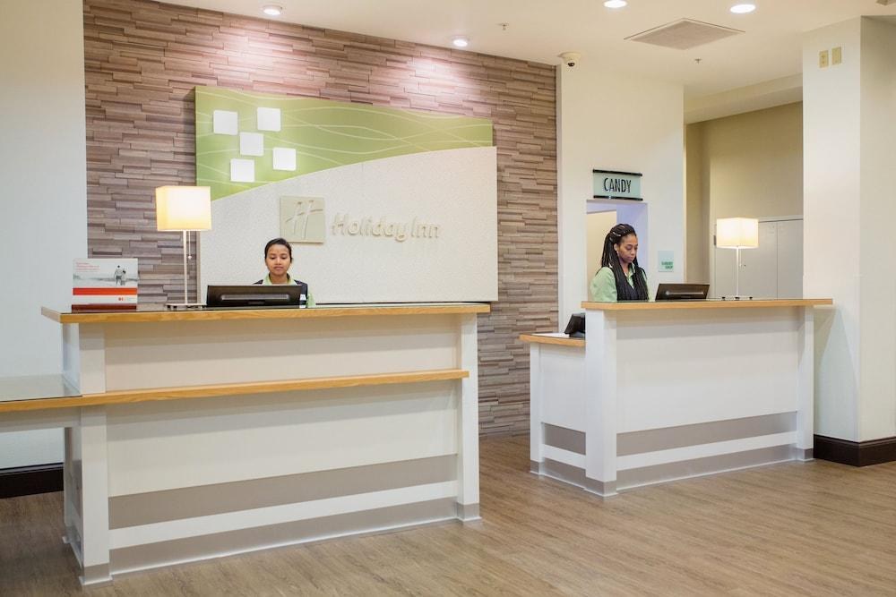 HOLIDAY INN & SUITES BLOOMINGTON-AIRPORT photo 4