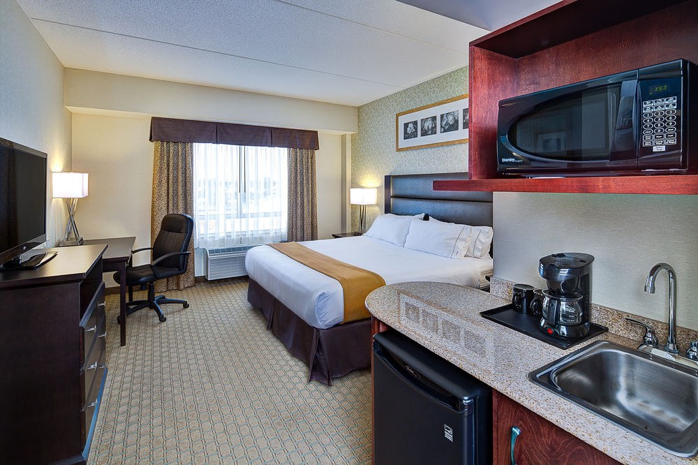 HOLIDAY INN EXPRESS HOTEL & SUITES OTTAWA AIRPORT