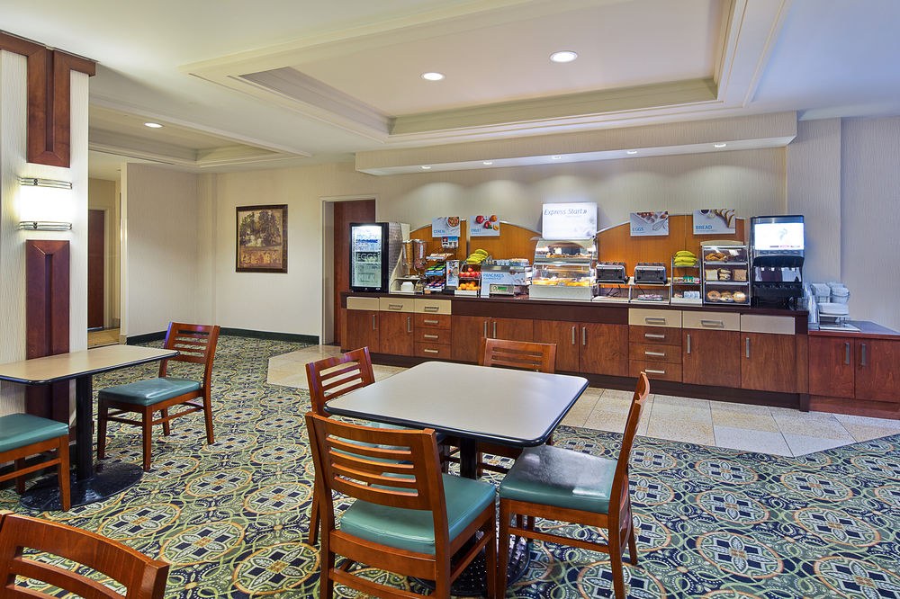 HOLIDAY INN EXPRESS HOTEL & SUITES OTTAWA AIRPORT photo 1