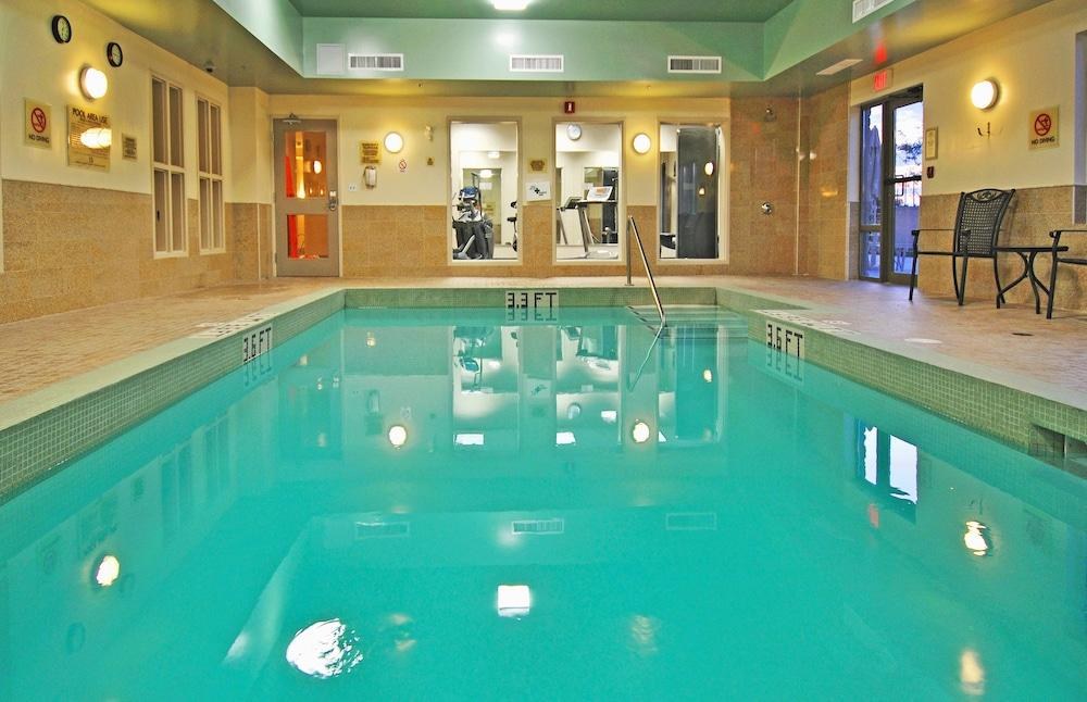 HOLIDAY INN EXPRESS HOTEL & SUITES OTTAWA AIRPORT photo 4