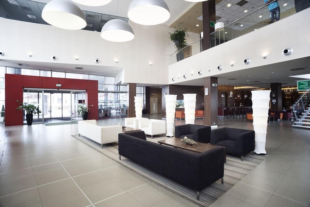 HOLIDAY INN photo 2