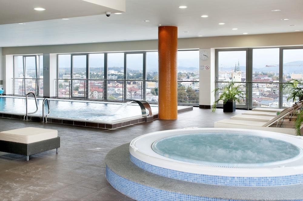 HOLIDAY INN photo 3