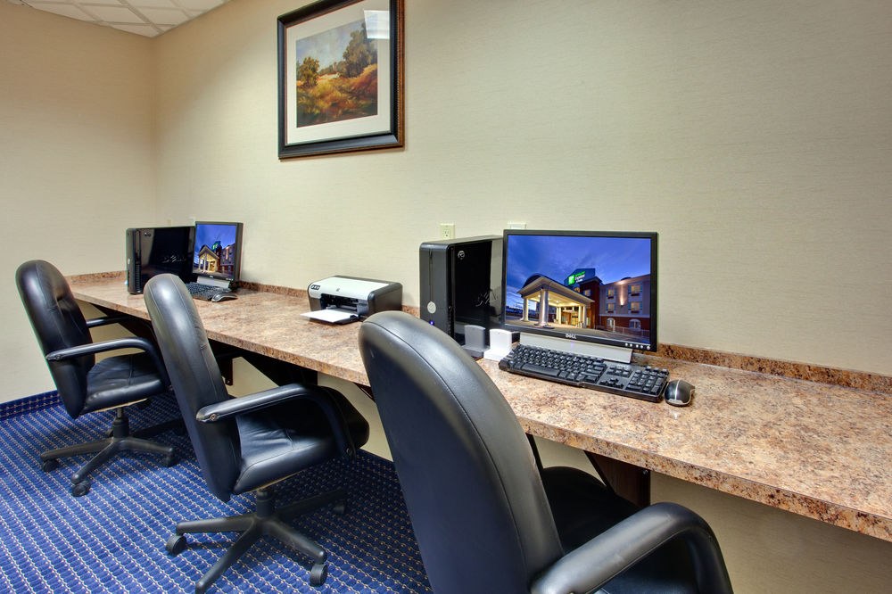 HOLIDAY INN EXPRESS SUITES