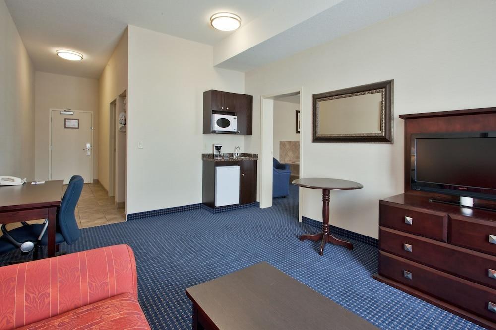 HOLIDAY INN EXPRESS SUITES photo 4