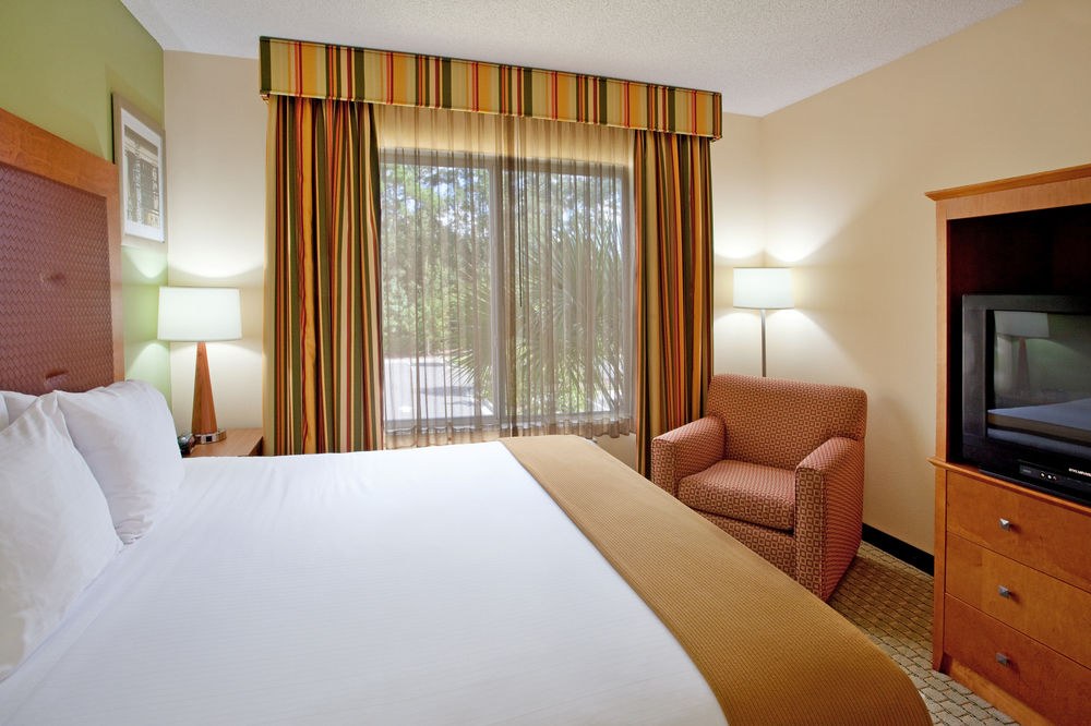 HOLIDAY INN EXPRESS HOTEL & SUITES CHARLESTON-NORTH photo 1