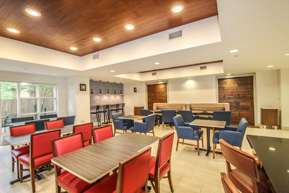 HOLIDAY INN EXPRESS HOTEL & SUITES CHARLESTON-NORTH photo 2