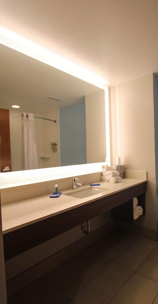 HOLIDAY INN EXPRESS HOTEL & SUITES CHARLESTON-NORTH photo 3