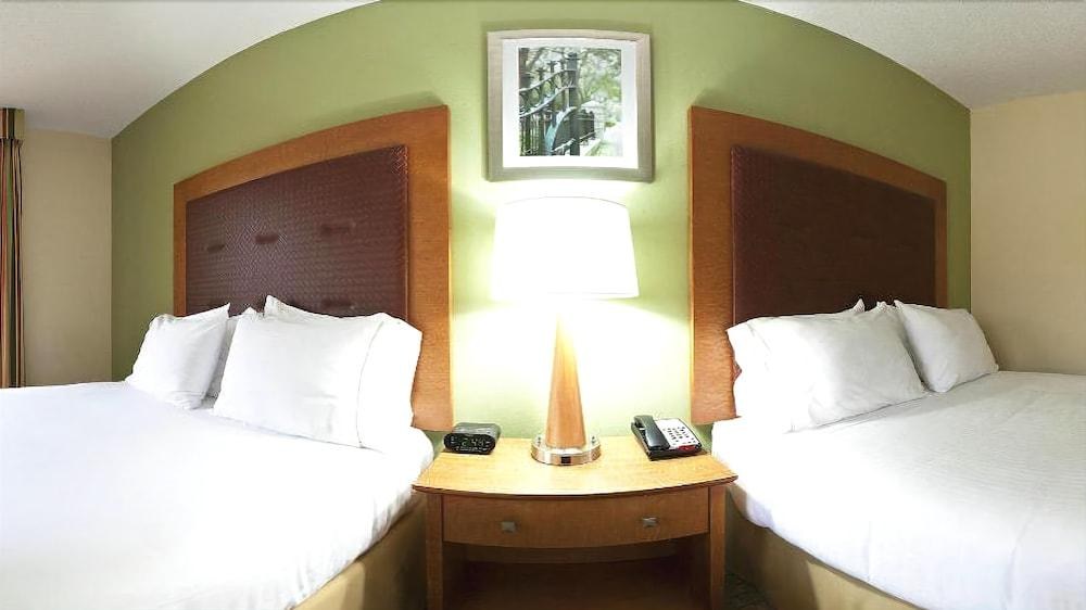 HOLIDAY INN EXPRESS HOTEL & SUITES CHARLESTON-NORTH photo 4
